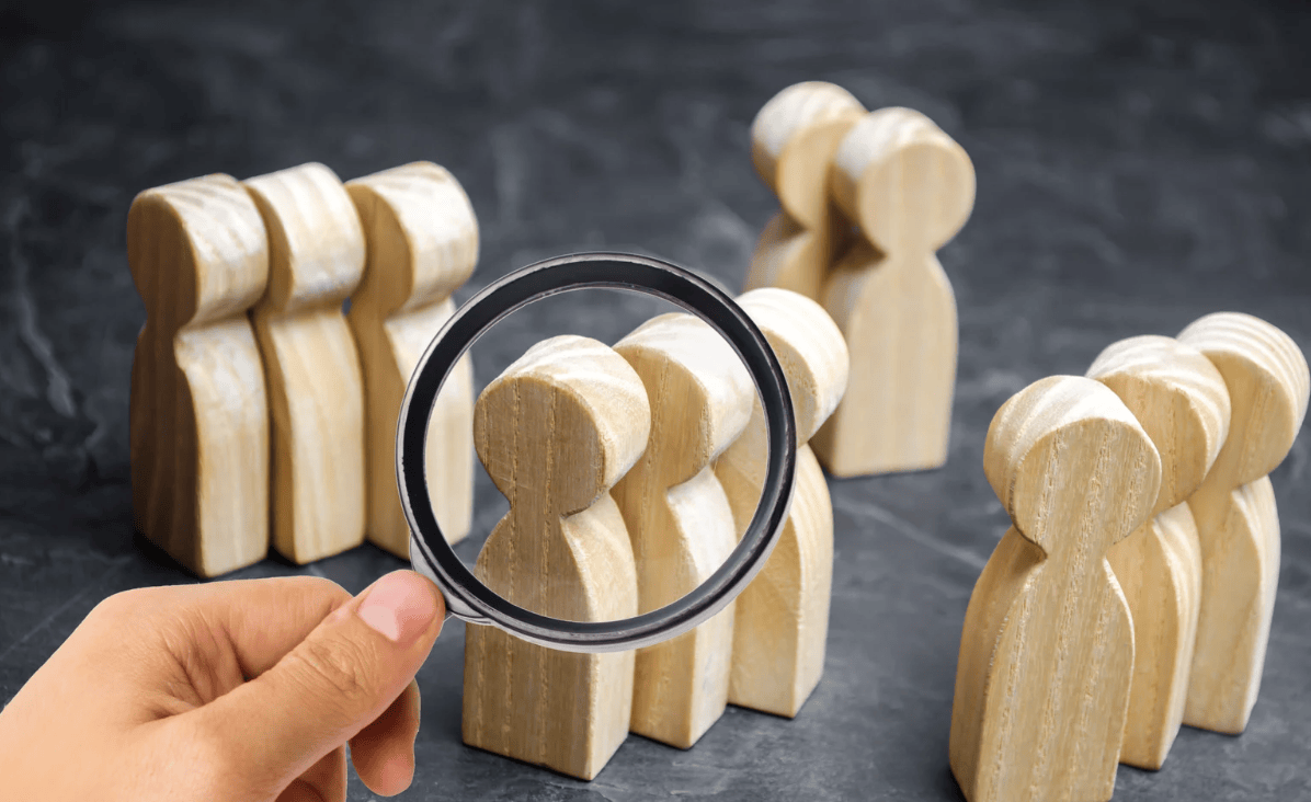 Magnifying glass highlighting a consumer group—symbolizing attitudinal segmentation in GCC market research